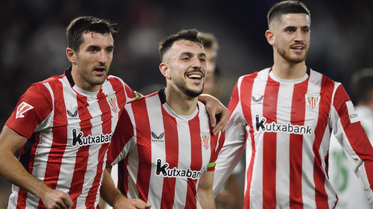 Dani Vivian, Aitor Paredes y Oihan Sancet en imagen celebrando un gol del Athletic en LaLiga. Foto: Athletic Club