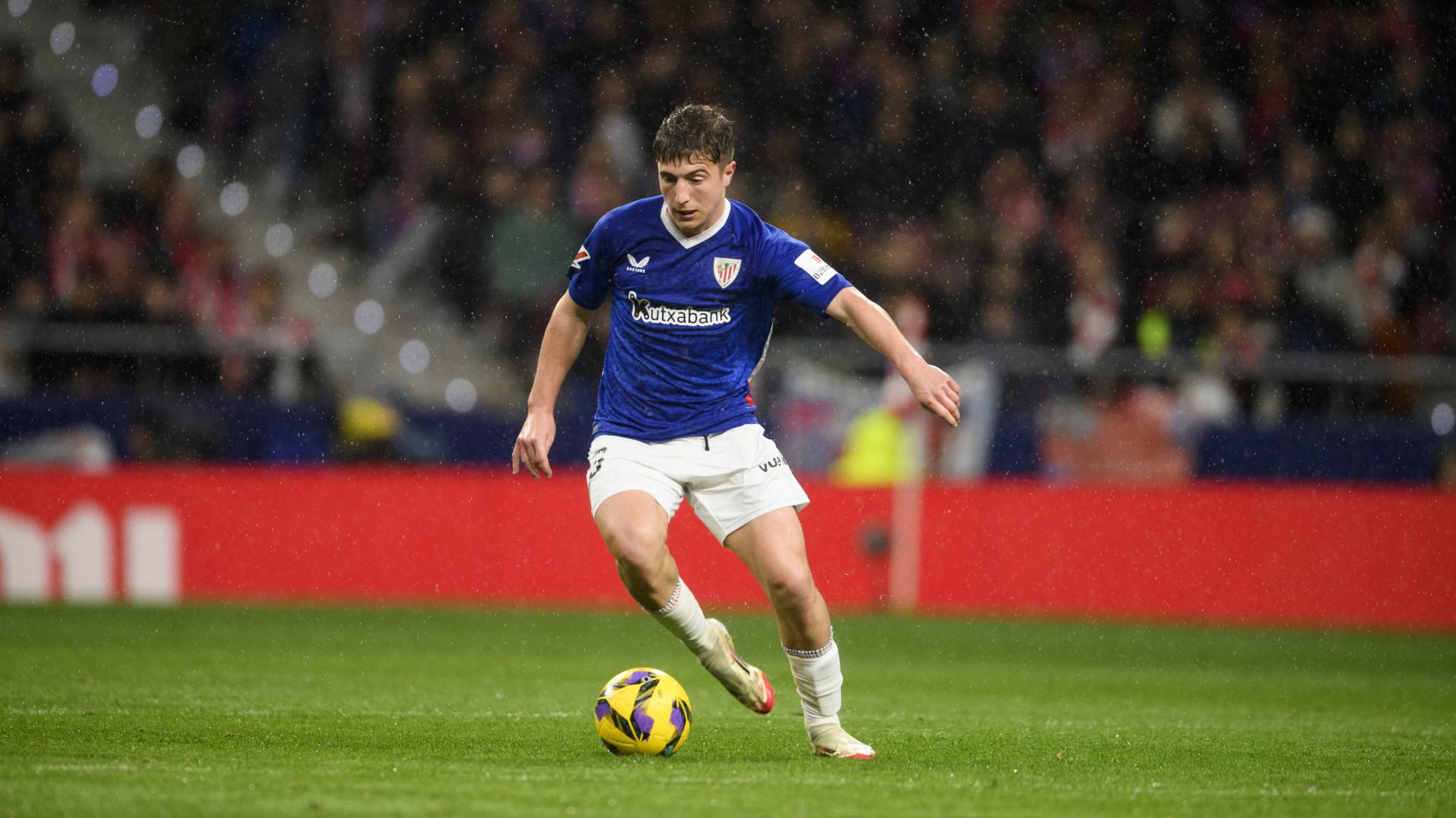 Mikel Jauregizar domina el cuero en un lance del sábado en el Metropolitano. / ATHLETIC CLUB