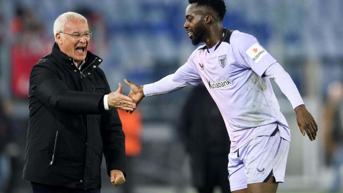 Iñaki Williams saluda al técnico de la Roma, Claudio Ranieri, durante el partido de ayer. / ATHLETIC CLUB