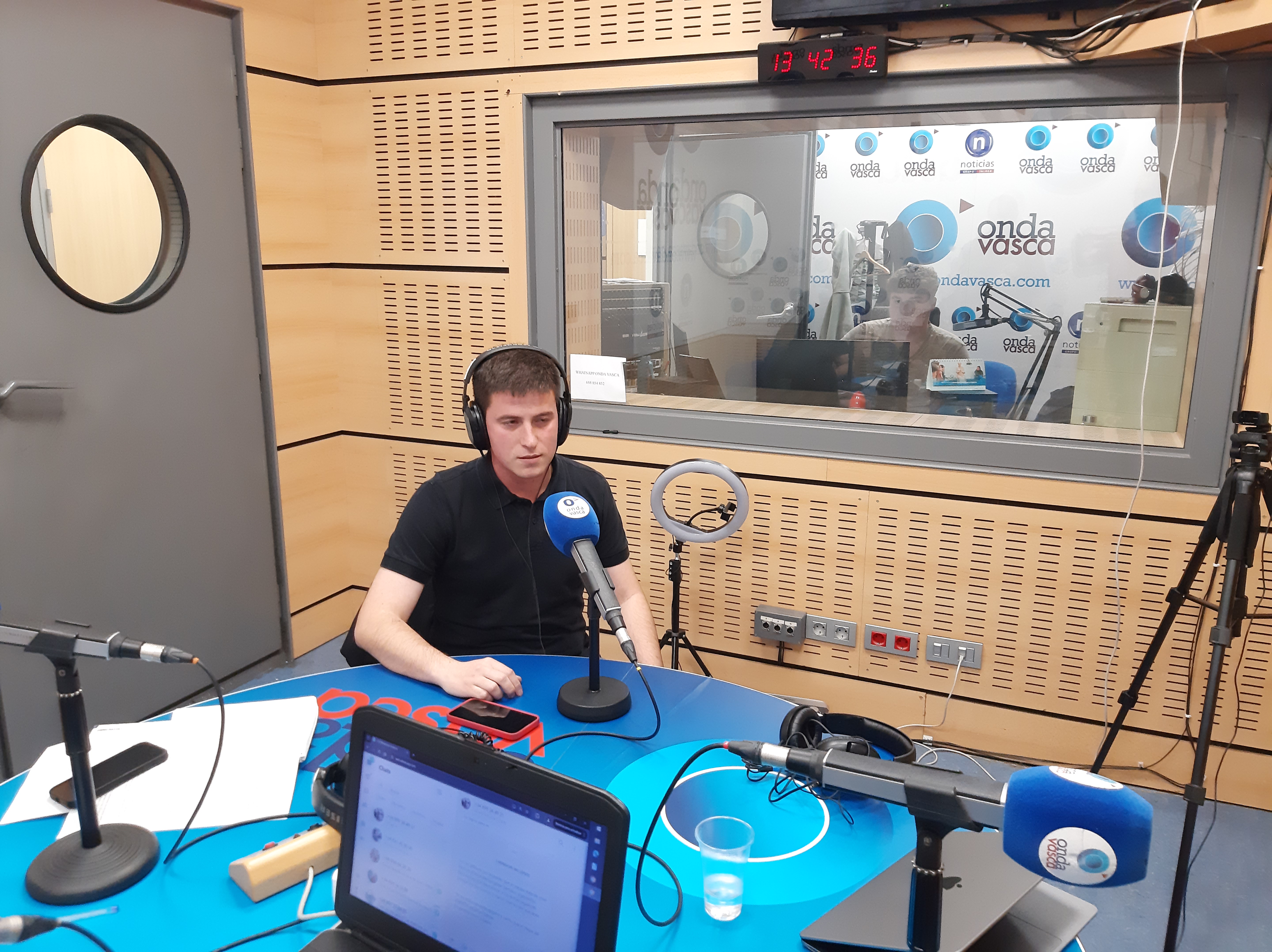 Eneko Nevado en los estudios de Onda Vasca