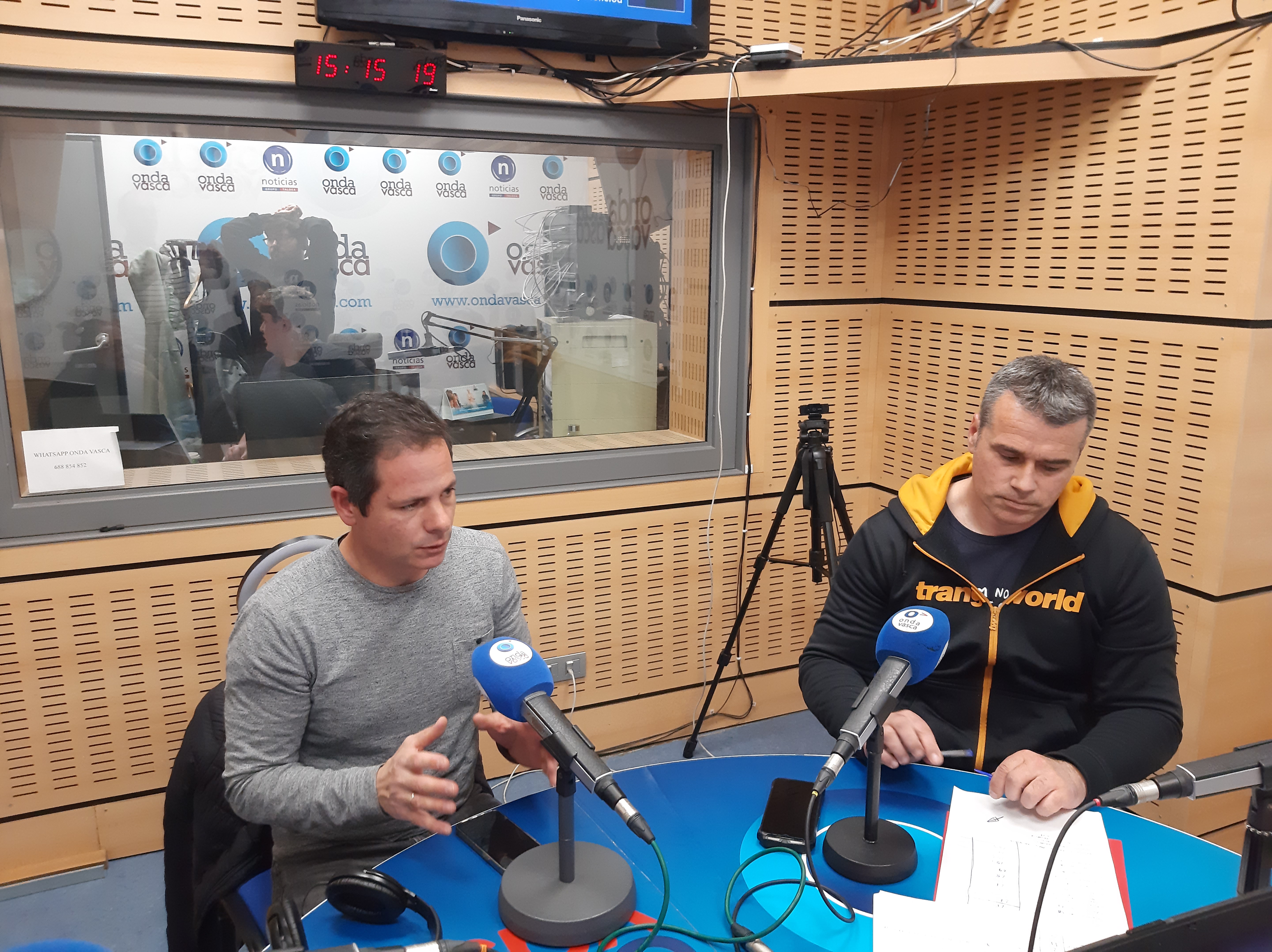 Dani Pérez e Iker Zabala en la tertulia de los miércoles dedicada al remo en Onda Vasca