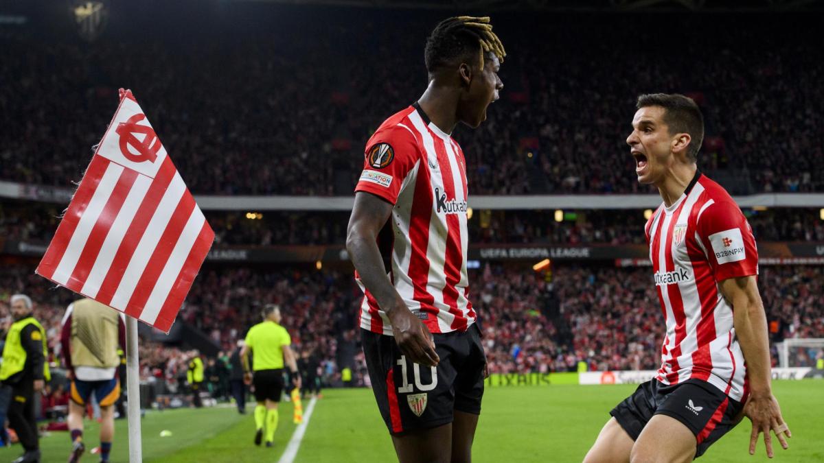 Nico Williams celebra con Iñigo Ruiz de Galarreta uno de sus goles frente a la Roma. / ATHLETIC CLUB