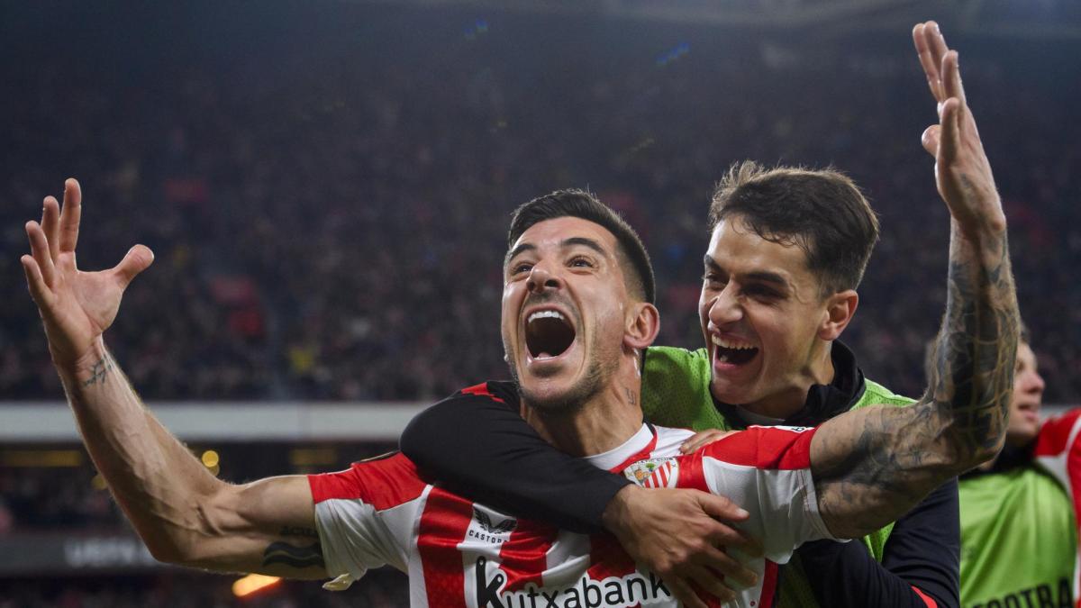Yuri Berchiche es abrazado por Beñat Prados tras hacer gol ante la Roma. / ATHLETIC CLUB