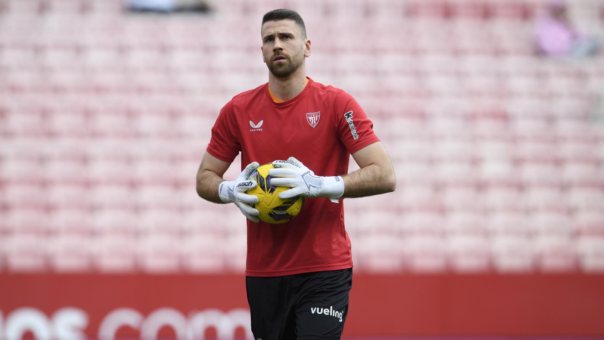 Unai Simón durante el calentamiento de ayer en Sevilla. / ATHLETIC CLUB