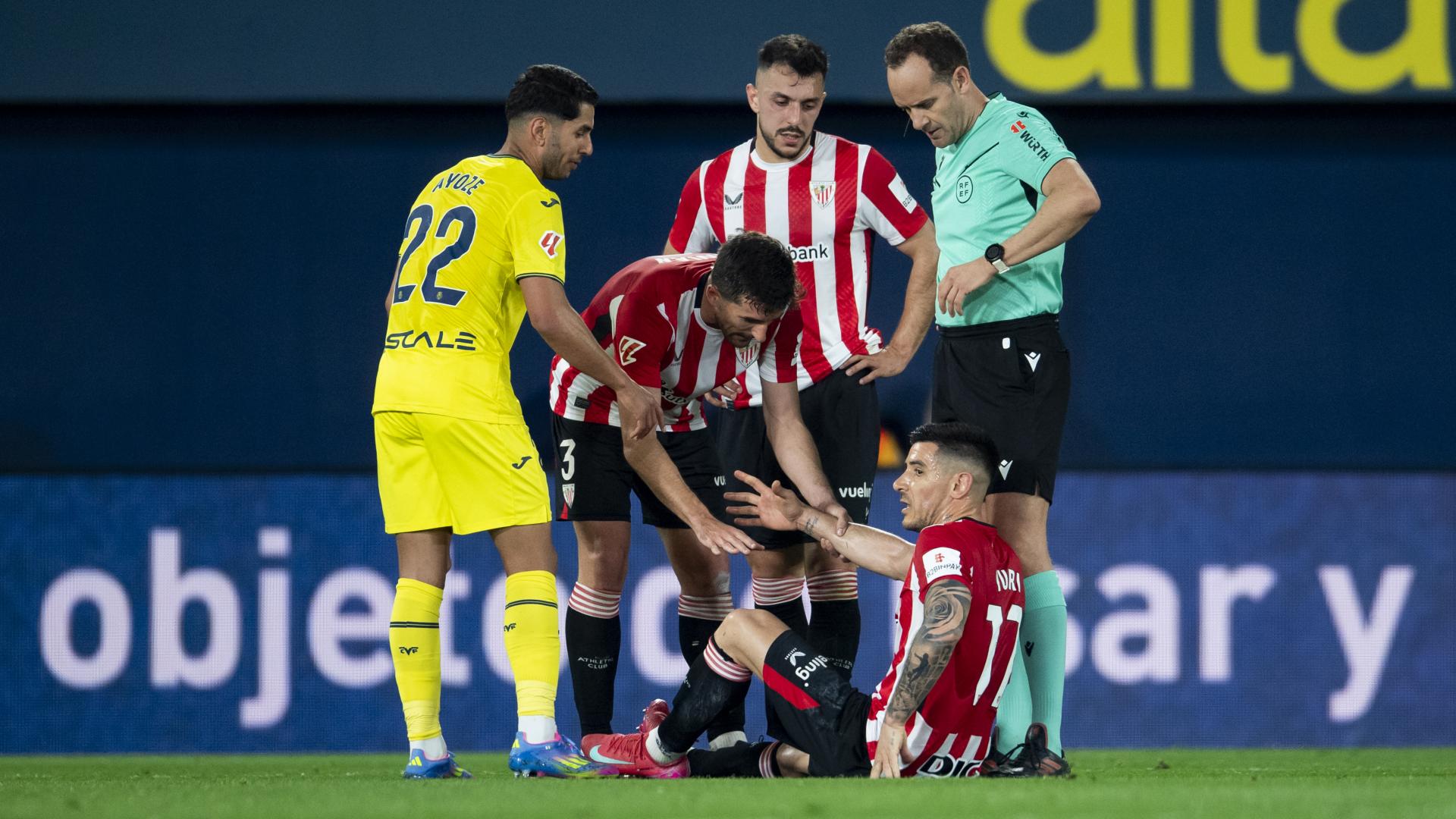 Yuri Berchiche se retiró lesionado en el duelo ante el Villarreal / Athletic Club
