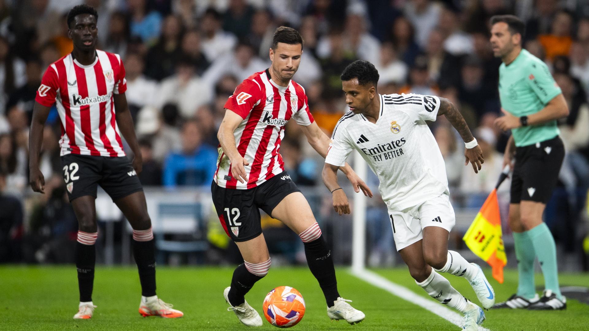 Guruzeta pesigue a Rodrygo ante la mirada de Adama en la última visita rojiblanca al Bernabéu (1-0). / ATHLETIC CLUB
