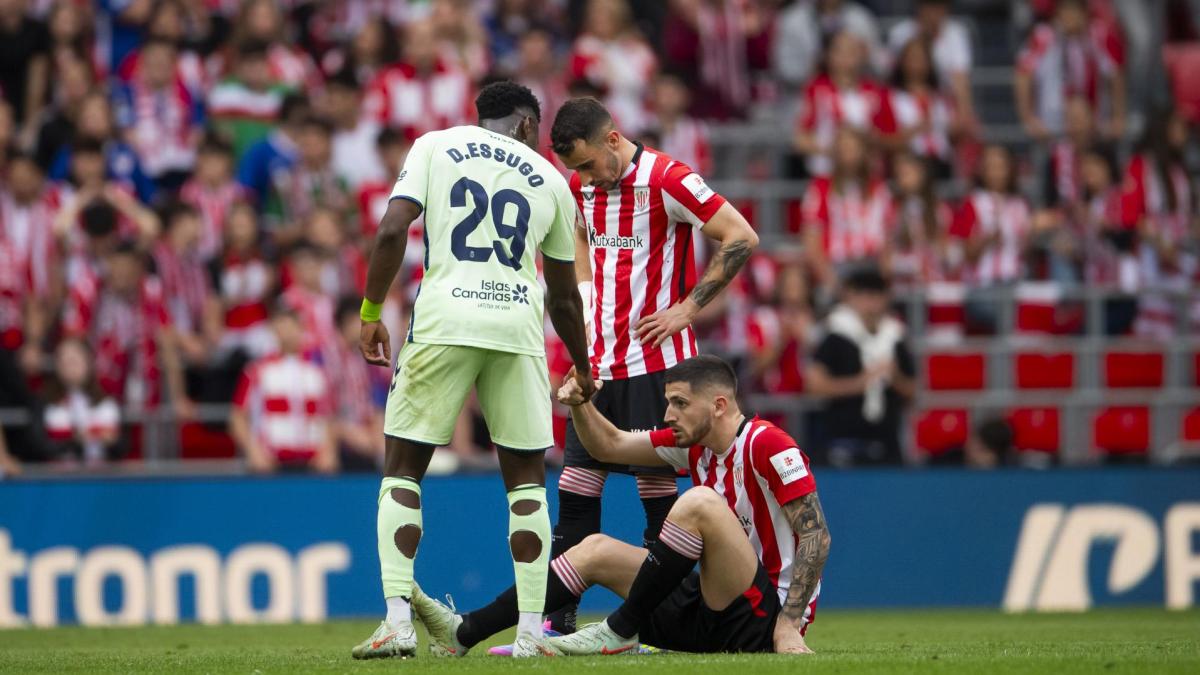 Oihan Sancet, lesionado, abandona el terreno de juego ayudado por Essugo / Athletic Club