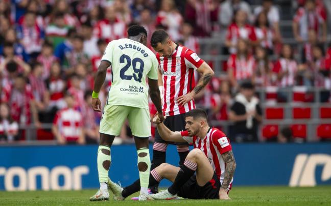 Oihan Sancet, lesionado, abandona el terreno de juego ayudado por Essugo / Athletic Club Oihan Sancet, lesionado, abandona el terreno de juego ayudado por Essugo / Athletic Club