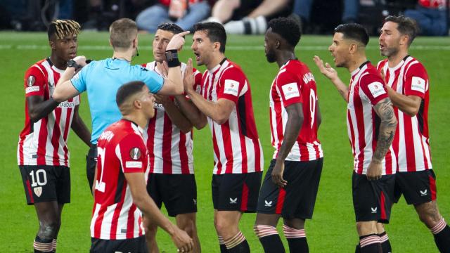 Daniel Vivian protesta la acción por la cual fue expulsado ayer en San Mamés / Athletic Club Daniel Vivian protesta la acción por la cual fue expulsado ayer en San Mamés / Athletic Club
