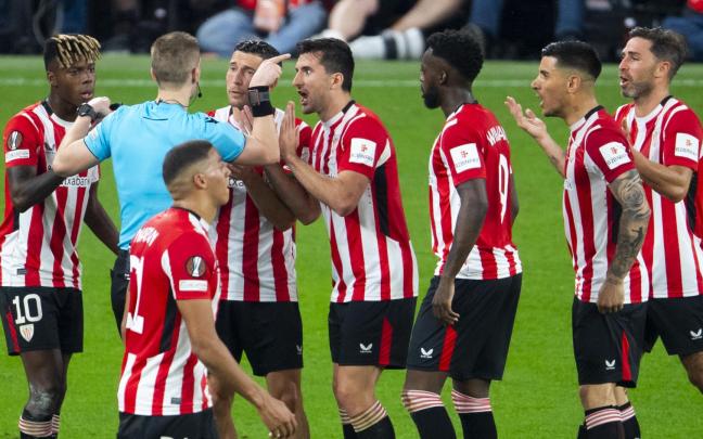 Daniel Vivian protesta la acción por la cual fue expulsado ayer en San Mamés / Athletic Club Daniel Vivian protesta la acción por la cual fue expulsado ayer en San Mamés / Athletic Club