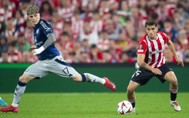 Hojlund y Prados pugnan por el balón naoche en San Mamés. / ATHLETIC CLUB Hojlund y Prados pugnan por el balón naoche en San Mamés. / ATHLETIC CLUB