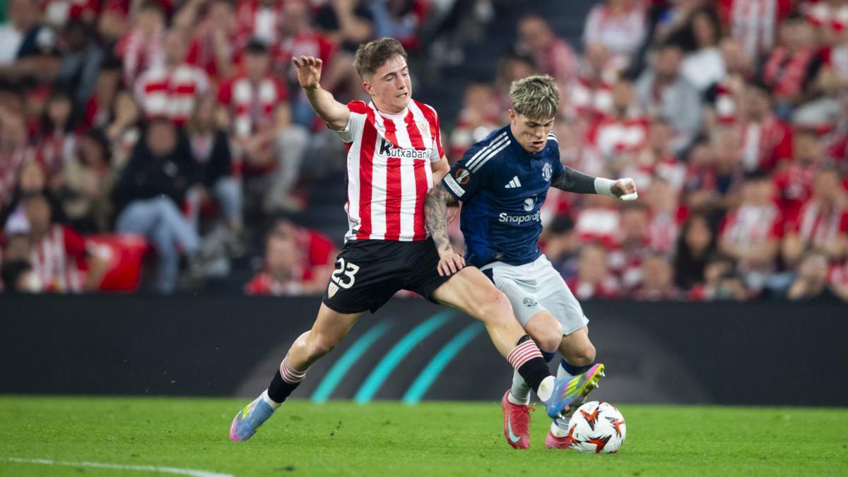 Mikel Jauregizar, en la imagen con Garnacho en el choque de San Mamés contra el Manchester United, se ha hecho un hueco como titular en los leones y estará presente en la Eurocopa sub-21. / ATHLETIC CLUB