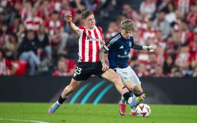 Mikel Jauregizar, en la imagen con Garnacho en el choque de San Mamés contra el Manchester United, se ha hecho un hueco como titular en los leones y estará presente en la Eurocopa sub-21. / ATHLETIC CLUB