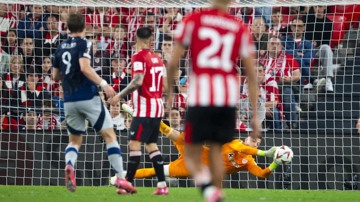 Julen Agirrezabala interviene para evitar un gol del United en San Mamés. / ATHLETIC CLUB