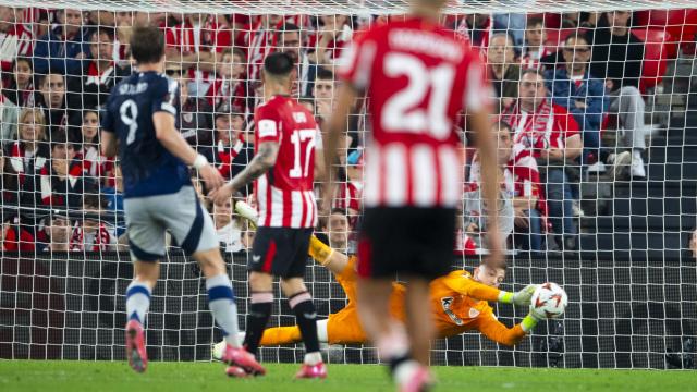 Julen Agirrezabala interviene para evitar un gol del United en San Mamés. / ATHLETIC CLUB Julen Agirrezabala interviene para evitar un gol del United en San Mamés. / ATHLETIC CLUB