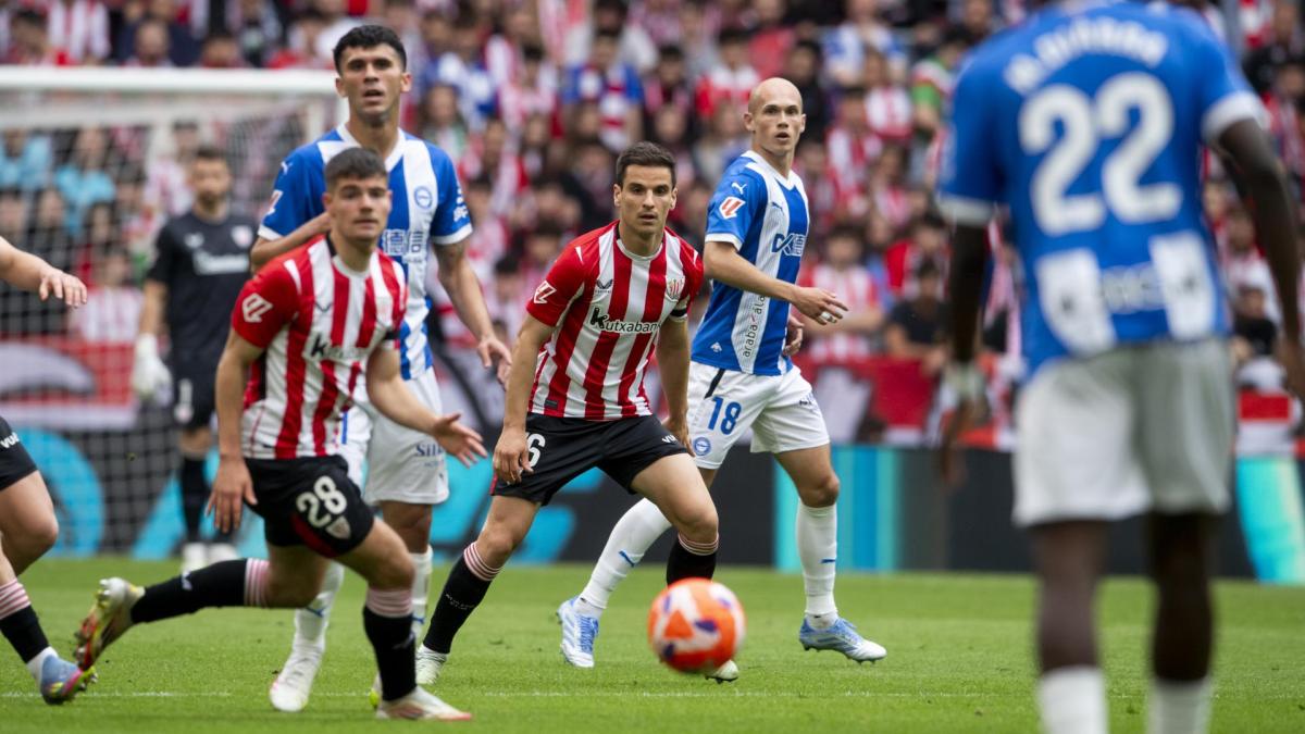 Una acción del último derbi jugado por ambos el mes pasado en San Mames. / ATHLETIC CLUB