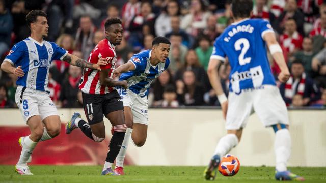 Álvaro Djaló conduce un balón bajo una intensa presión de los futbolistas del Alavés / Athletic Club Álvaro Djaló conduce un balón bajo una intensa presión de los futbolistas del Alavés / Athletic Club