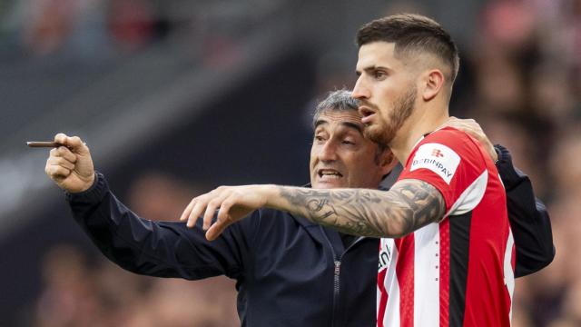 Valverde imparte consignas a Sancet el domingo pasado ante el Deportivo Alavés. / ATHLETIC CLUB Valverde imparte consignas a Sancet el domingo pasado ante el Deportivo Alavés. / ATHLETIC CLUB