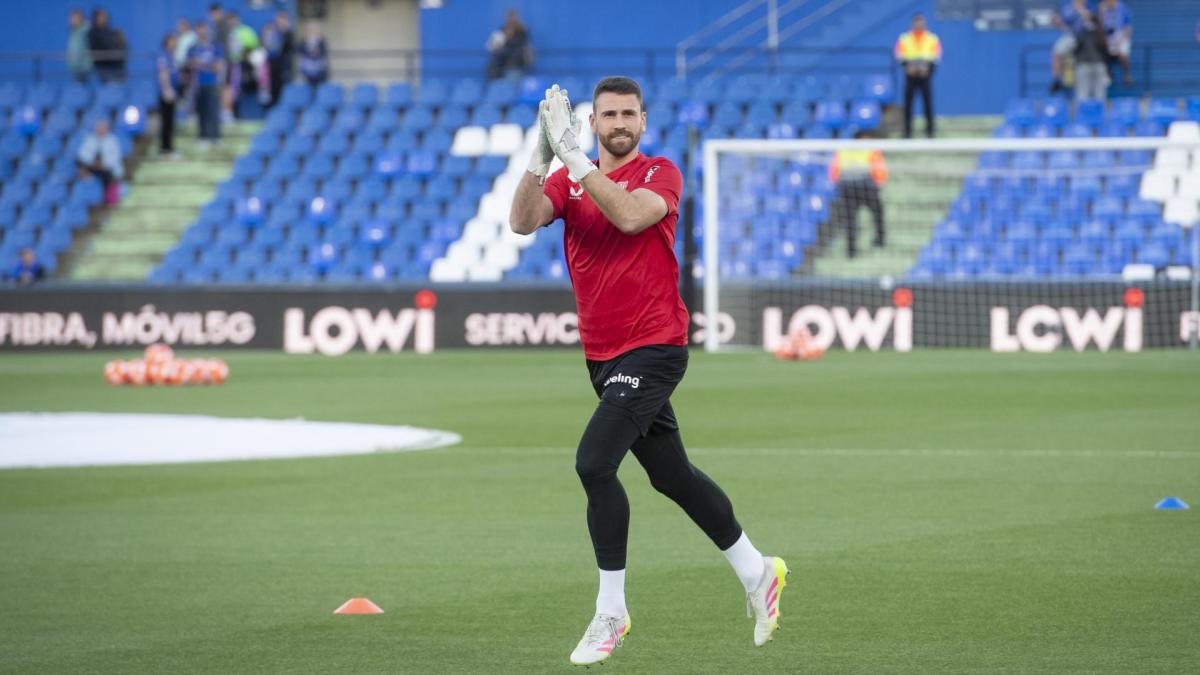 Unai Simón saluda ayer a la afición rojiblanca desplazada a Getafe. / ATHLETIC CLUB