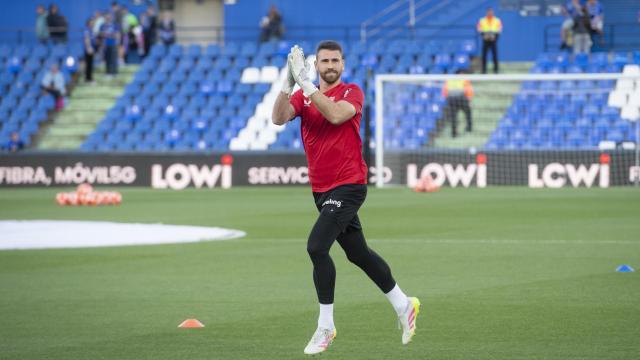 Unai Simón saluda ayer a la afición rojiblanca desplazada a Getafe. / ATHLETIC CLUB Unai Simón saluda ayer a la afición rojiblanca desplazada a Getafe. / ATHLETIC CLUB