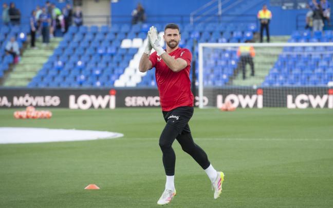 Unai Simón saluda ayer a la afición rojiblanca desplazada a Getafe. / ATHLETIC CLUB