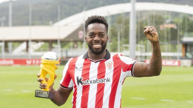 Iñaki Williams posando con el galardón del MVP África de LaLiga. Foto: Athletic Club Iñaki Williams posando con el galardón del MVP África de LaLiga. Foto: Athletic Club