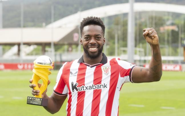 Iñaki Williams posando con el galardón del MVP África de LaLiga. Foto: Athletic Club