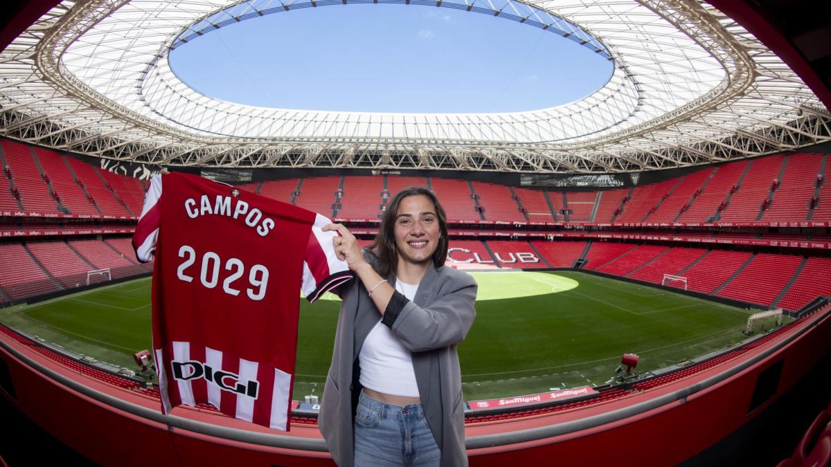 Ane Campos posa en San Mamés con su nueva camiseta / Athletic Club