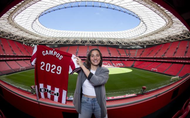 Ane Campos posa en San Mamés con su nueva camiseta / Athletic Club