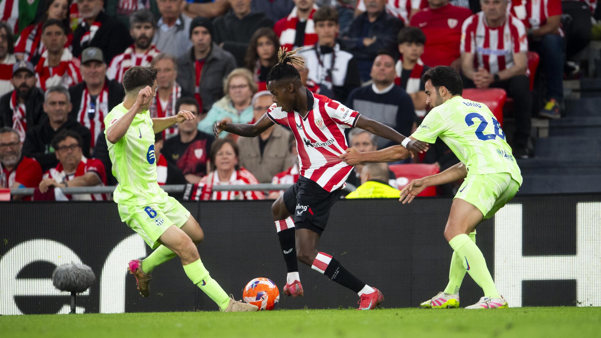 Nico Williams durante el último partido de esta temporada, forcejeando con los jugadores del Barça Gavi y Eric García. / ATHLETIC CLUB