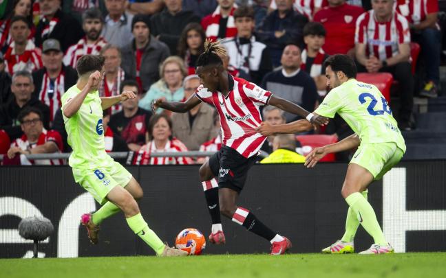 Nico Williams durante el último partido de esta temporada, forcejeando con los jugadores del Barça Gavi y Eric García. / ATHLETIC CLUB Nico Williams durante el último partido de esta temporada, forcejeando con los jugadores del Barça Gavi y Eric García. / ATHLETIC CLUB