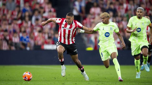 Maroan Sannadi pelea por un balón junto a Lamine Yamal este último dominog en San Mamés. / ATHLETIC CLUB