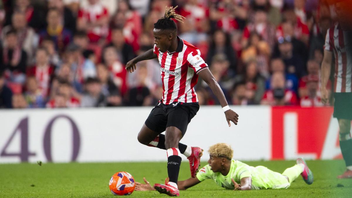 Nico Williams conduce una pelota ante Lamine Yamal / Athletic Club