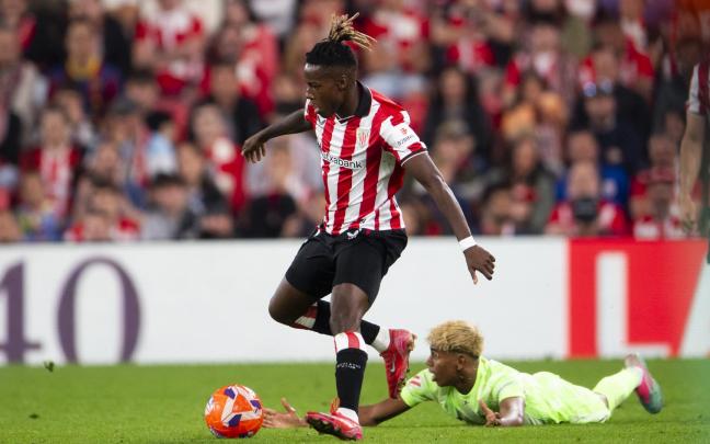 Nico Williams conduce una pelota ante Lamine Yamal / Athletic Club