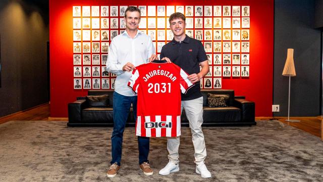 Mikel Jauregizar junto al presidente, Jon Uriarte, después de confirmar su renovación hasta 2031. Foto: Athletic Club Mikel Jauregizar junto al presidente, Jon Uriarte, después de confirmar su renovación hasta 2031. Foto: Athletic Club