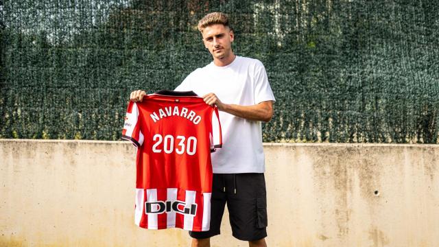 Robert Navarro con la camiseta del Athletic Club. ATHLETIC CLUB Robert Navarro con la camiseta del Athletic Club. ATHLETIC CLUB