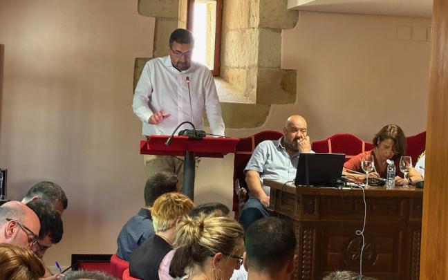 El Diputado de Infraestructuras Carlos Alzaga durante el pleno celebrado en la Casa de Juntas de Avellaneda | JJGG Bizkaia