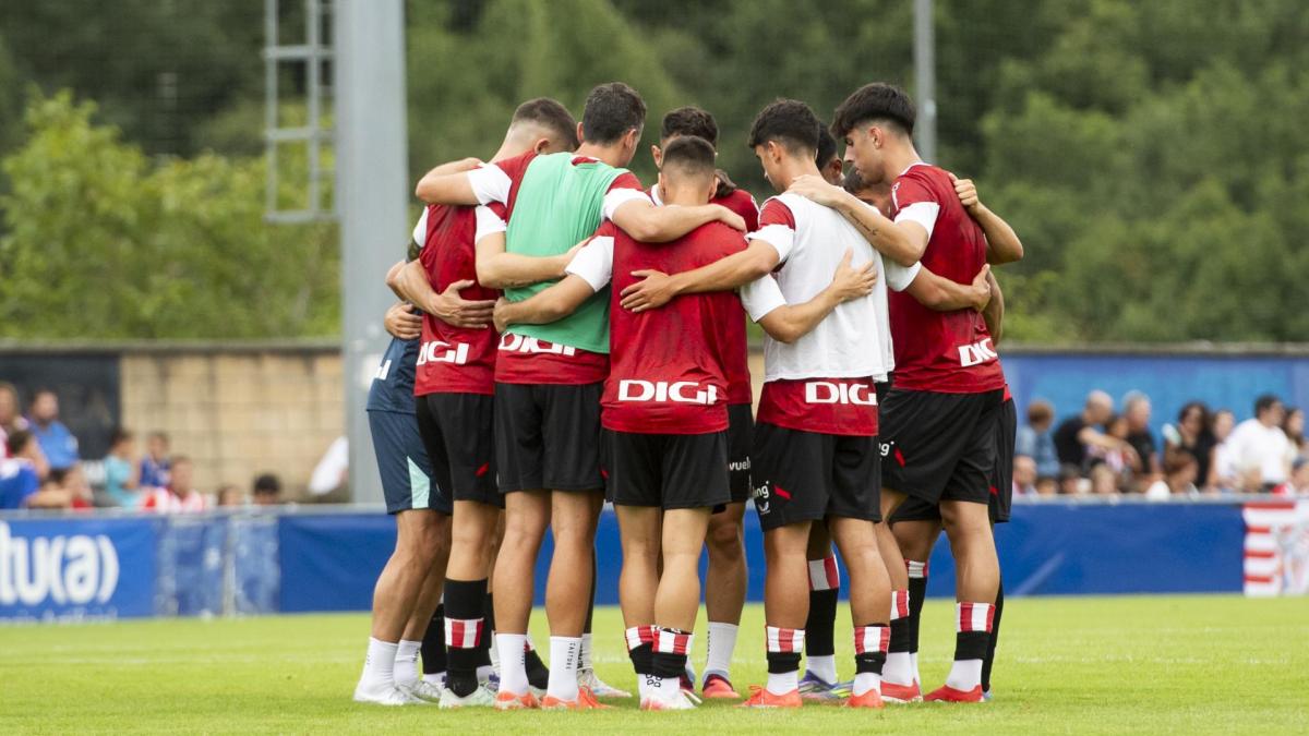 Calentamiento de los jugadores antes del amistoso ante la Ponferradina / Athletic Club