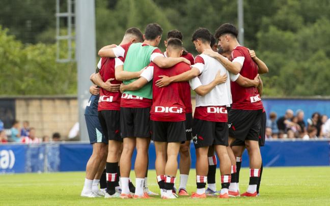 Calentamiento de los jugadores antes del amistoso ante la Ponferradina / Athletic Club