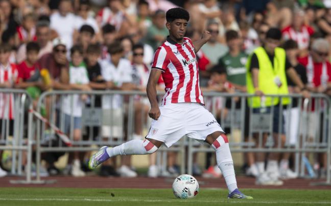 Adu Ares durante el partido ante el Racing de Santander / Athletic Club