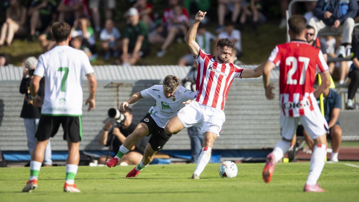Egiluz en acción este verano ante el Racing poco antes de lesionarse de gravedad. / ATHLETIC CLUB