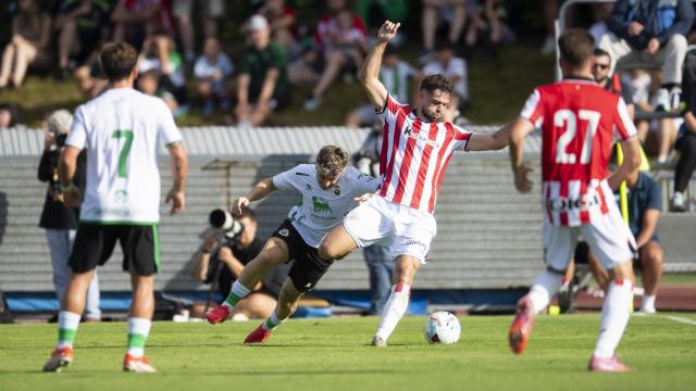 Egiluz en acción este verano ante el Racing poco antes de lesionarse de gravedad. / ATHLETIC CLUB