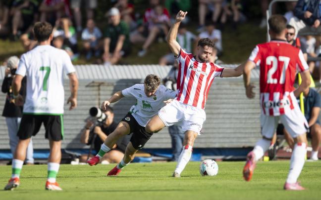 Egiluz en acción este verano ante el Racing poco antes de lesionarse de gravedad. / ATHLETIC CLUB