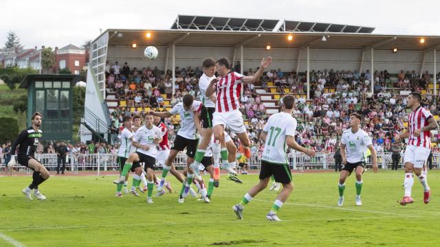 Mikel Vesga, autor del gol rojiblanco, remata a puerta en el último duelo jugado ante el Racing. / ATHLETIC CLUB