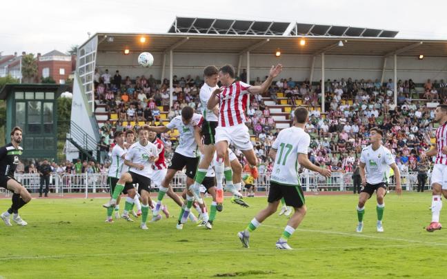 Mikel Vesga, autor del gol rojiblanco, remata a puerta en el último duelo jugado ante el Racing. / ATHLETIC CLUB