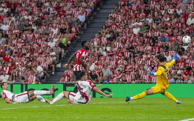 Iñaki Williams remata a puerta durante el 1-0 de la primera vuelta en San Mamés. / ATHLETIC CLUB