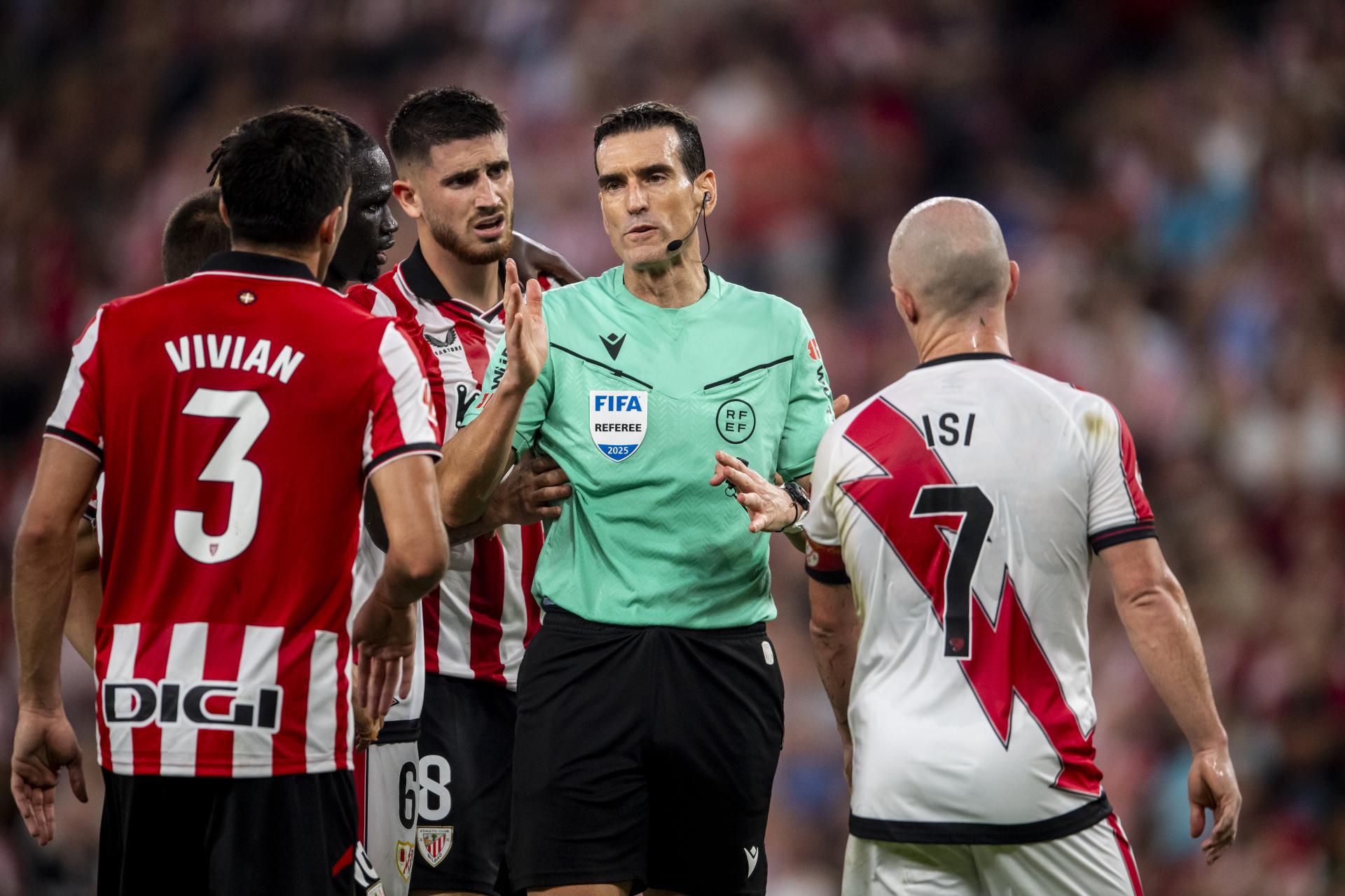 El valenciano Juan Martínez Munuera conversa con Vivian, Sancet e Isi tras tomar una decisión en el Athletic-Rayo jugado en agosto. / ATHLETIC CLUB