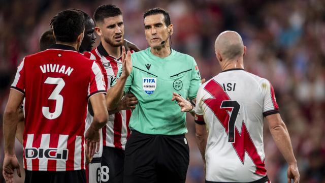 El valenciano Juan Martínez Munuera conversa con Vivian, Sancet e Isi tras tomar una decisión en el Athletic-Rayo jugado en agosto. / ATHLETIC CLUB