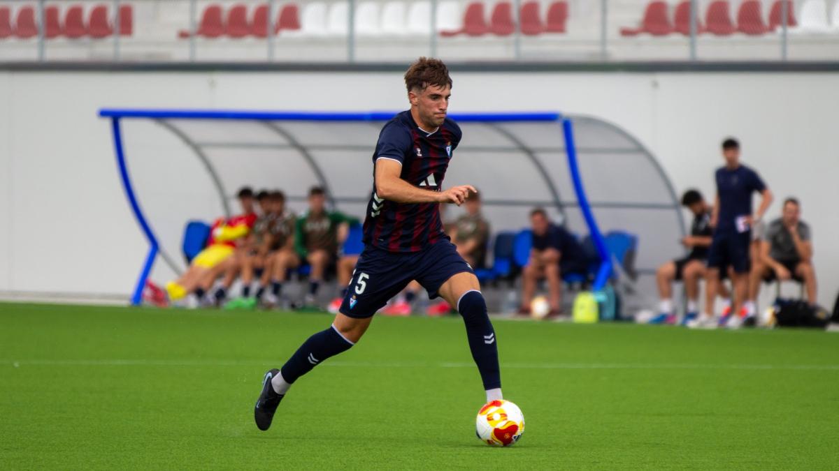 Un jugador del Eibar B en un amistoso en Areitio. SD EIBAR