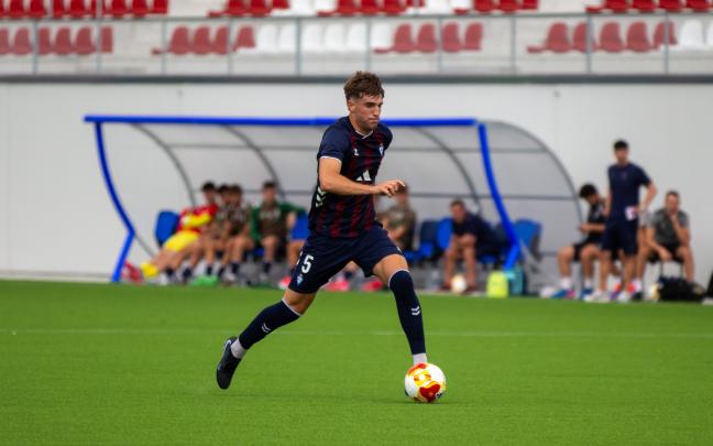 Un jugador del Eibar B en un amistoso en Areitio. SD EIBAR